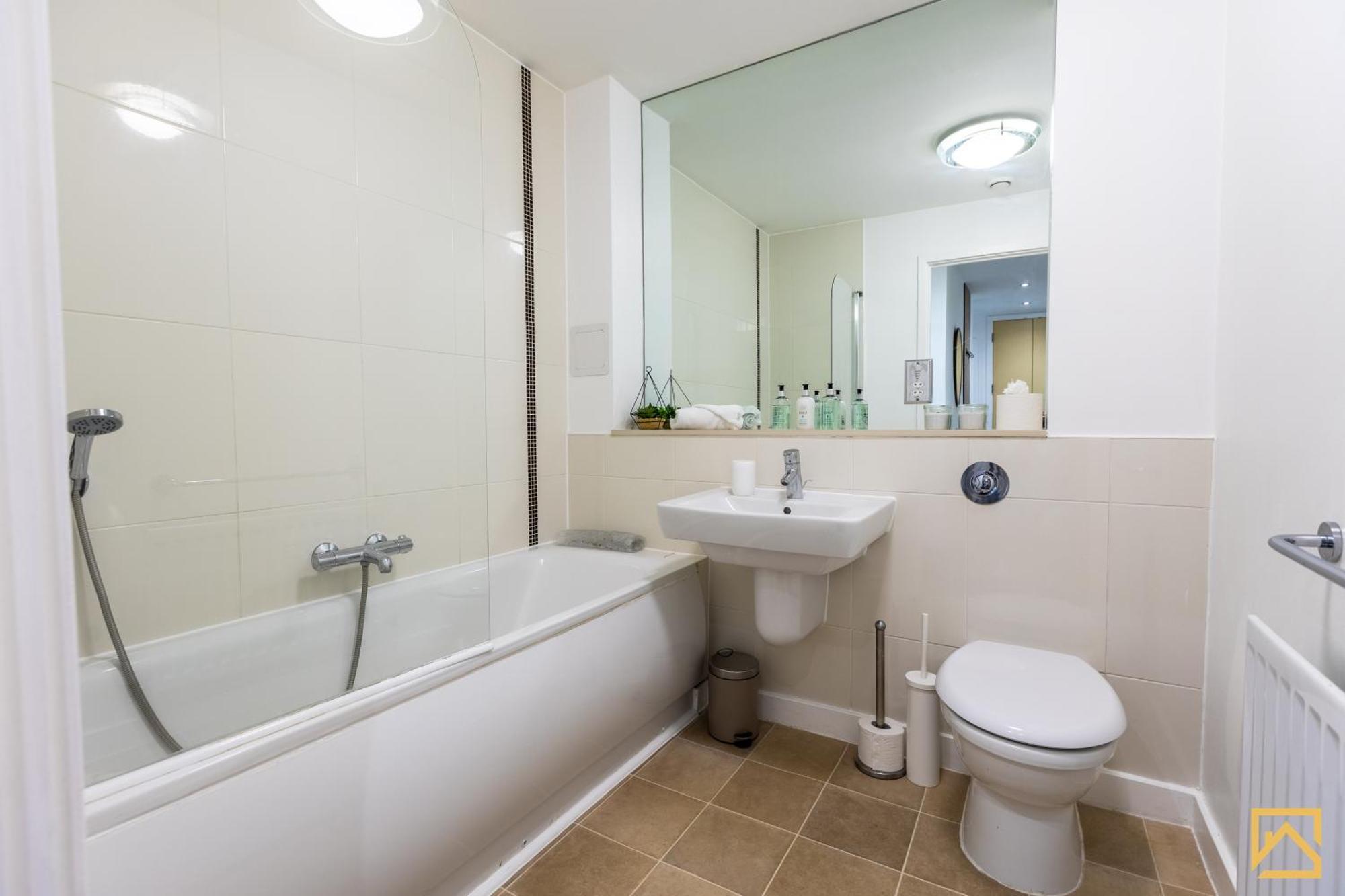 Luxury 2-Bed In Central Mk By Valore Property Services Milton Keynes Eksteriør billede
