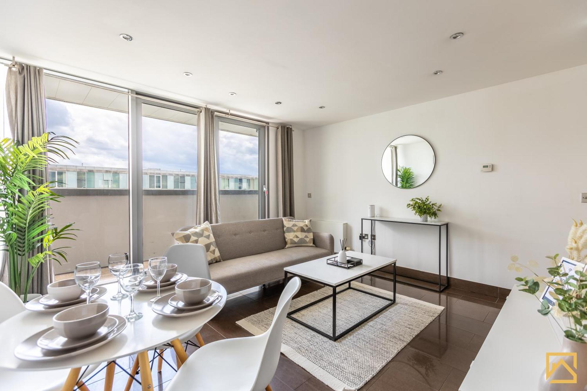 Luxury 2-Bed In Central Mk By Valore Property Services Milton Keynes Eksteriør billede
