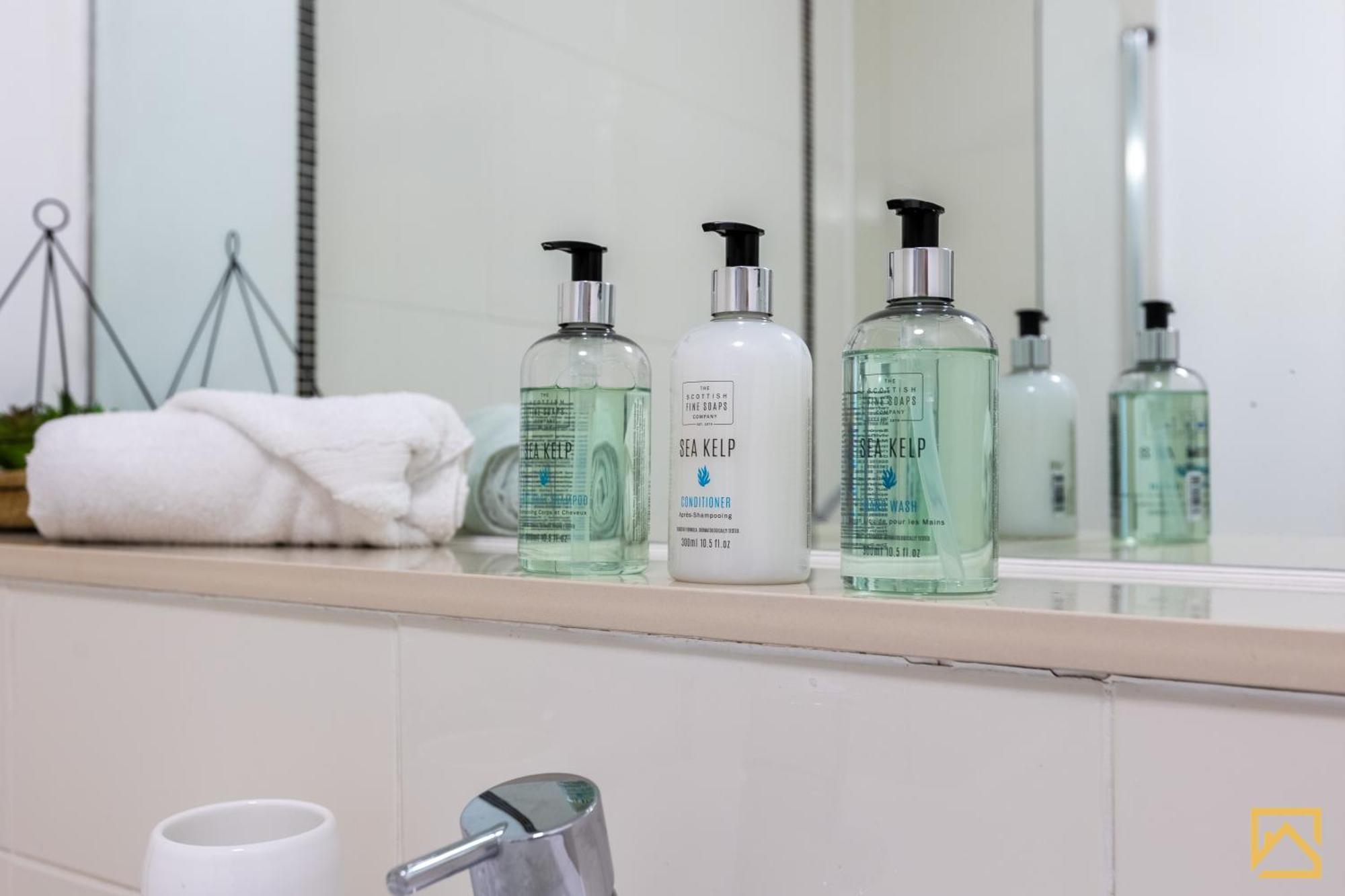 Luxury 2-Bed In Central Mk By Valore Property Services Milton Keynes Eksteriør billede